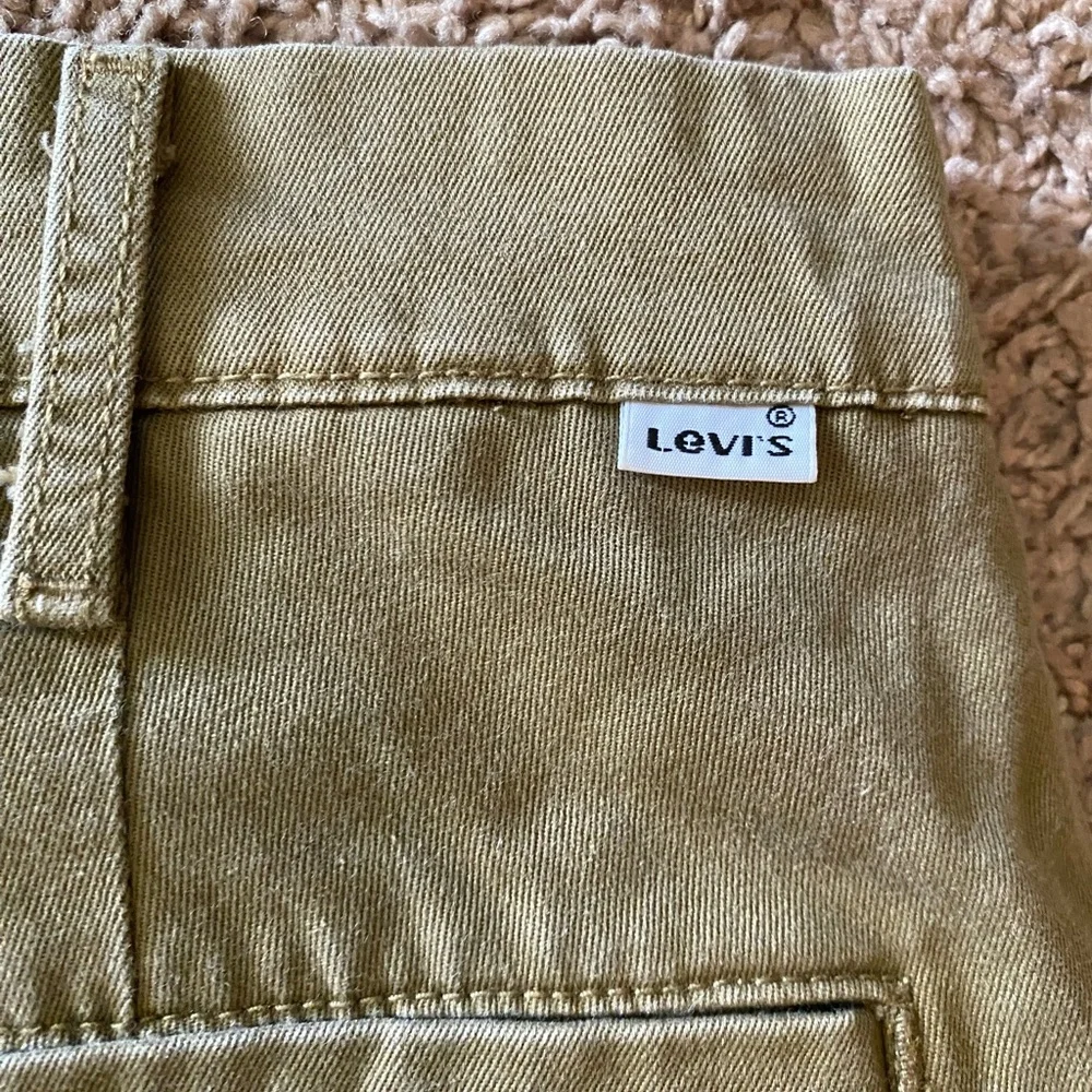 Levi’s chinos khaki straight legs tapered men’s pants size W33 L32